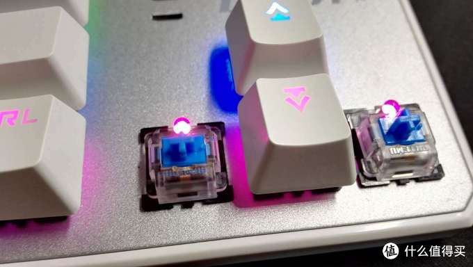 灵逸黑寡妇青轴混光机械键盘