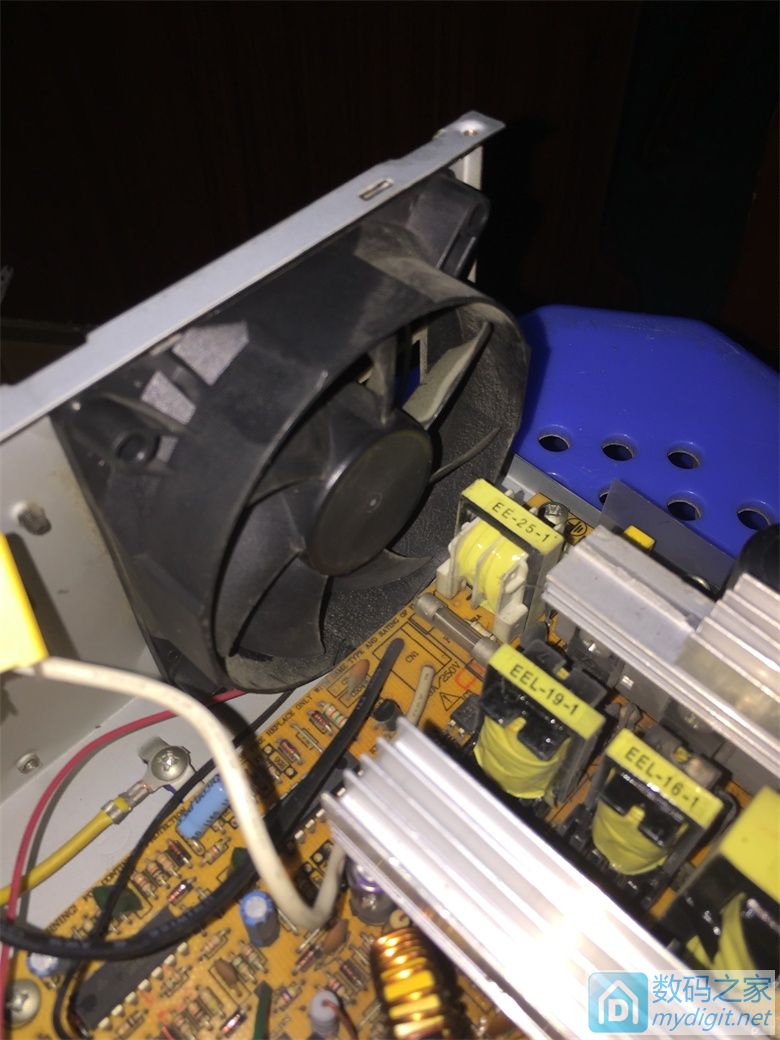 电脑无法开机显示器不亮_笔记本电脑能开机显示器不亮_笔记本开机显示器不亮嘟嘟叫两声