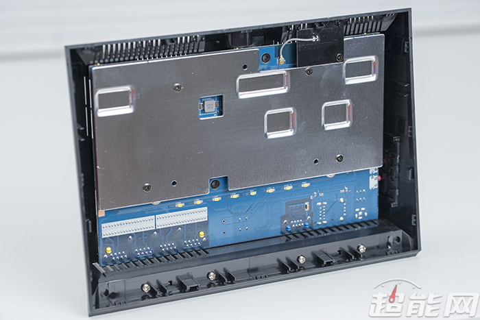 拆下散热片就可以看到华硕RT-AC86U路由器