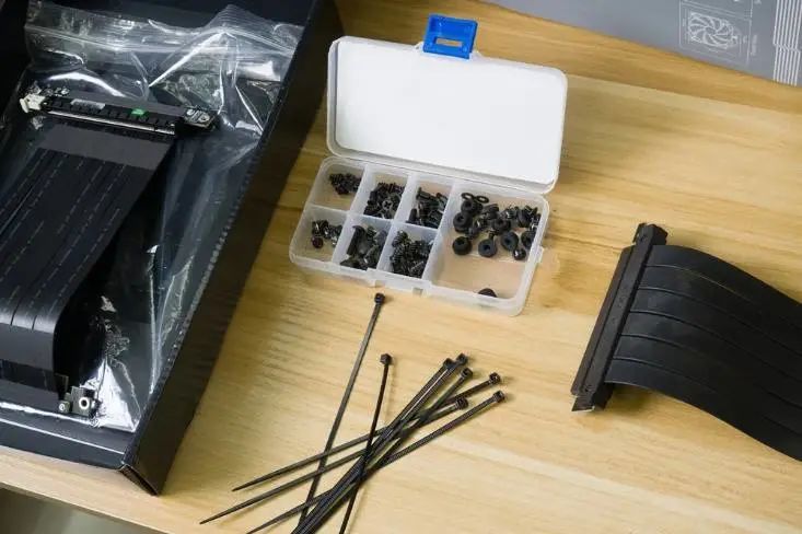 这是我第一次装迷你机箱，从配货到装好用了快3个星期