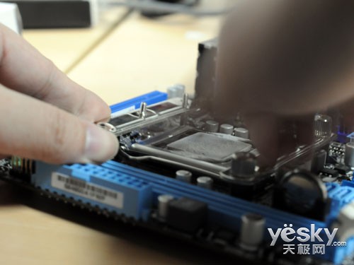 DIY装机不求人 小编教你如何安装CPU散热器