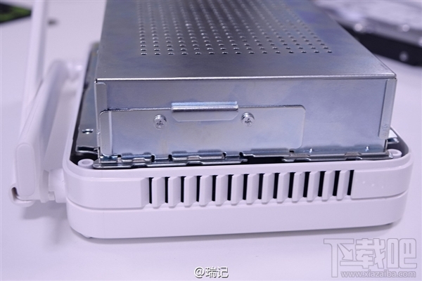 小米路由器换硬盘教程 多图详解拆机过程