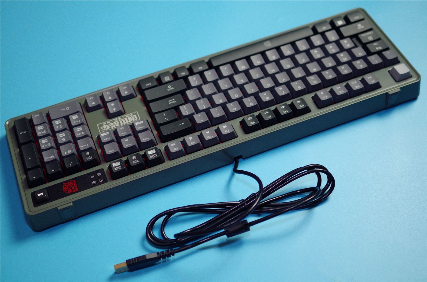 有没有手机是既带有全键盘又是安卓系统
