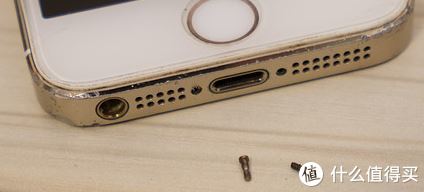 1.移除2颗位于充电插口五角螺丝