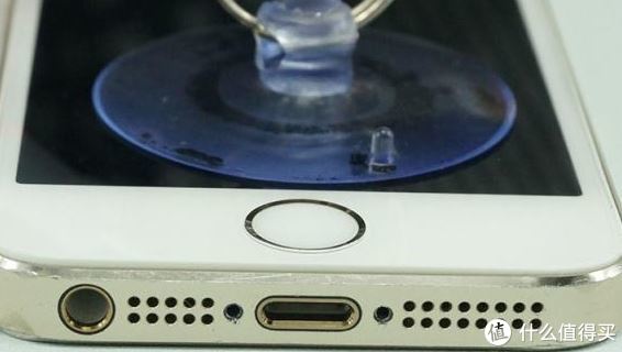 2.把吸盘安置在返回键的上方，轻轻拉起，但不要使用蛮力。（注意：如果您的手机屏幕破碎严重，请放置上粘性胶带以便将吸盘拖住。）