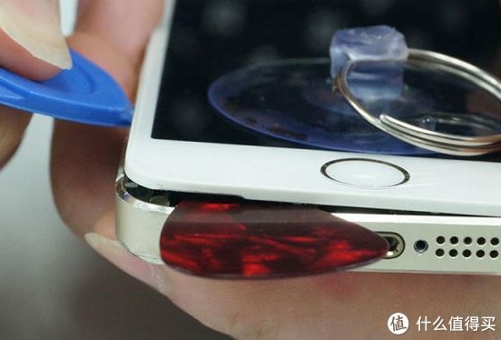 3.在屏幕和手机主框之前插入撬棍（注意：当你撬起屏幕1厘米的时候，停止继续向上撬，会拉断返回键排线，）