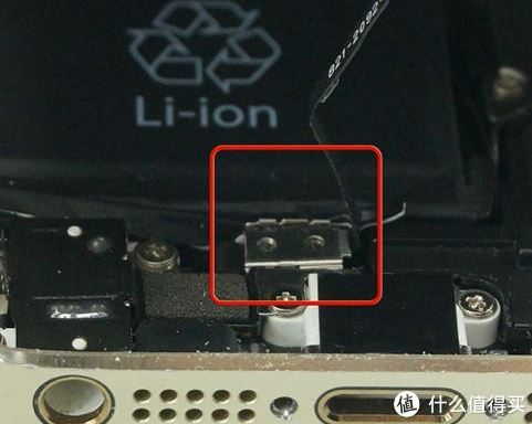 5.用拆机撬棒的尖端提起排线保护罩的边缘角，排线保护罩将弹起，使用镊子取出。拆机撬棒的尖端拆除Home键排线。（注意：防护罩保护着Home键排线，如果排线一但损坏，指纹功能将失效。）