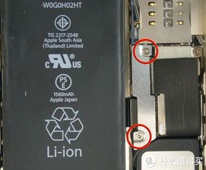 6.移除2颗位于电池固定片上的十字口螺丝，然后取出电池固定片放置一边。（注意：你必须一只手向上托住屏幕，另一只手卸掉螺丝移除电池固定片。）