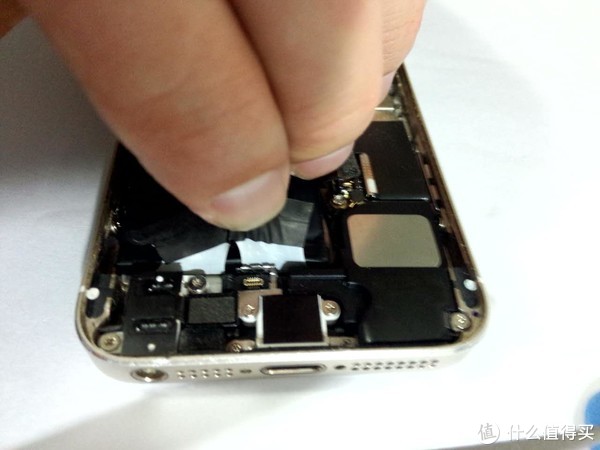 9.拉住电池胶带的一端，将电池胶带朝箭头方向拉出，请适当用力，电池胶带容易被拉断。PS：不小心拉断了，可以用撬棒直接撬出电池的。成功移除胶带，可以直接移除电池。