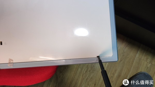 一字螺丝刀翘起右下方的孔就能打开整个背部面板