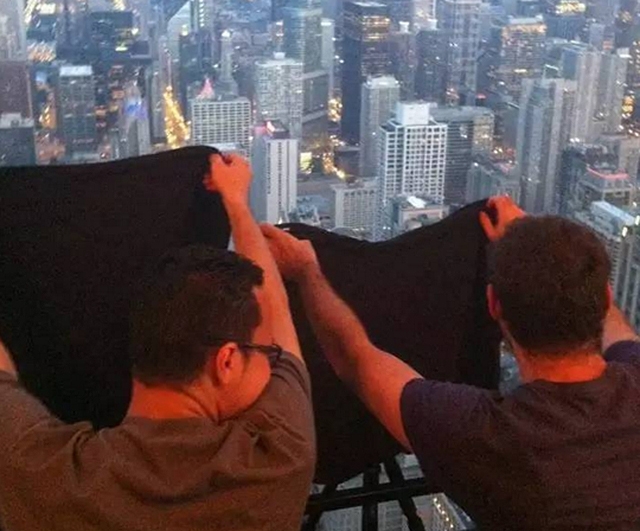 玻璃显示器反光