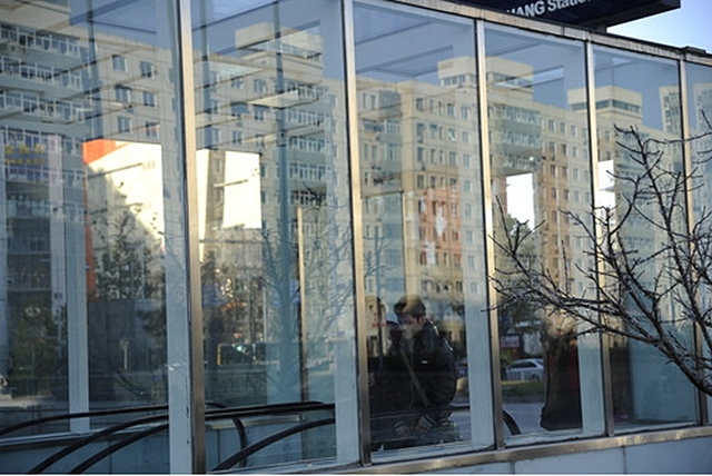 玻璃显示器反光