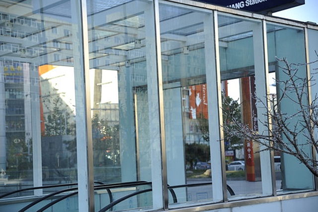 玻璃显示器反光