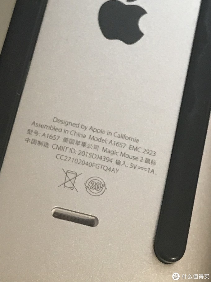 二代的铭牌字体，型号变成了A1657，同时有了英文名称Magic Mouse2