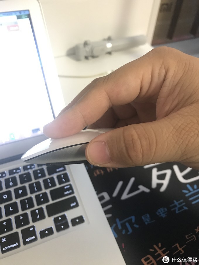 拇指与无名指捏住鼠标两侧，由手腕带动引导鼠标的移动；