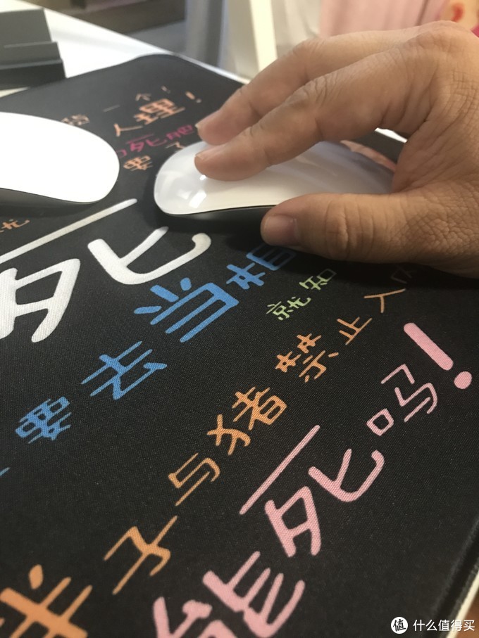 放在鼠标垫上是这样的。可以看到手心的部分是没有支撑的