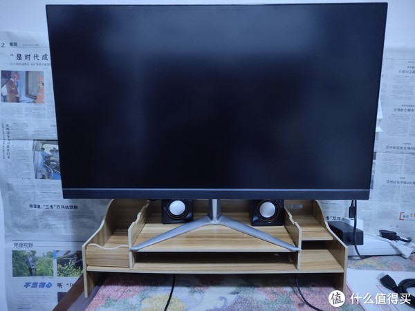 样子中规中矩，公版显示器。