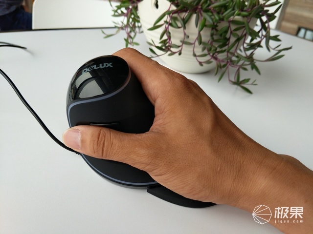 人体工学力作！多彩有线垂直鼠标RGB版体验