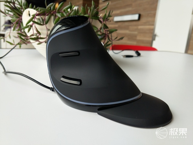 人体工学力作！多彩有线垂直鼠标RGB版体验