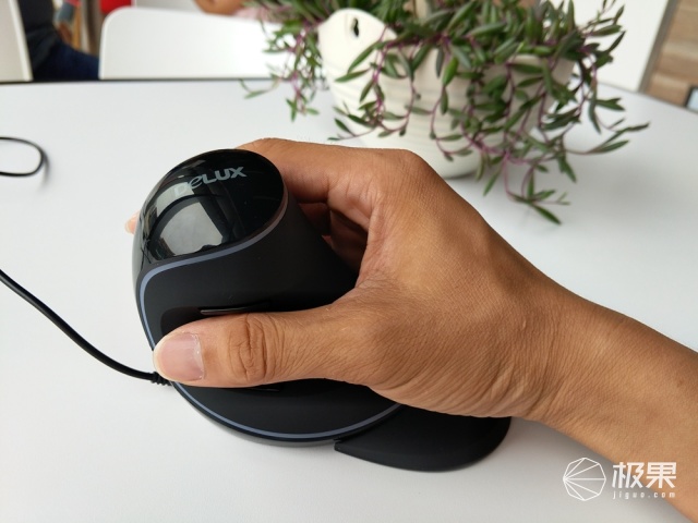 人体工学力作！多彩有线垂直鼠标RGB版体验