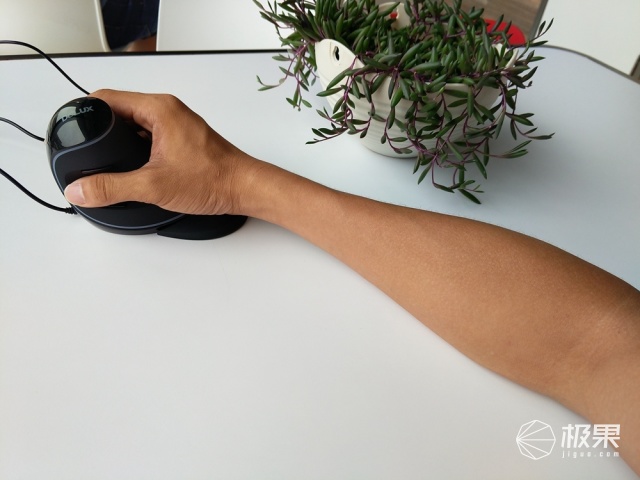 人体工学力作！多彩有线垂直鼠标RGB版体验