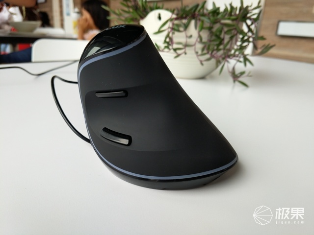 人体工学力作！多彩有线垂直鼠标RGB版体验