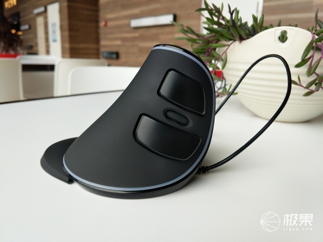 人体工学力作！多彩有线垂直鼠标RGB版体验