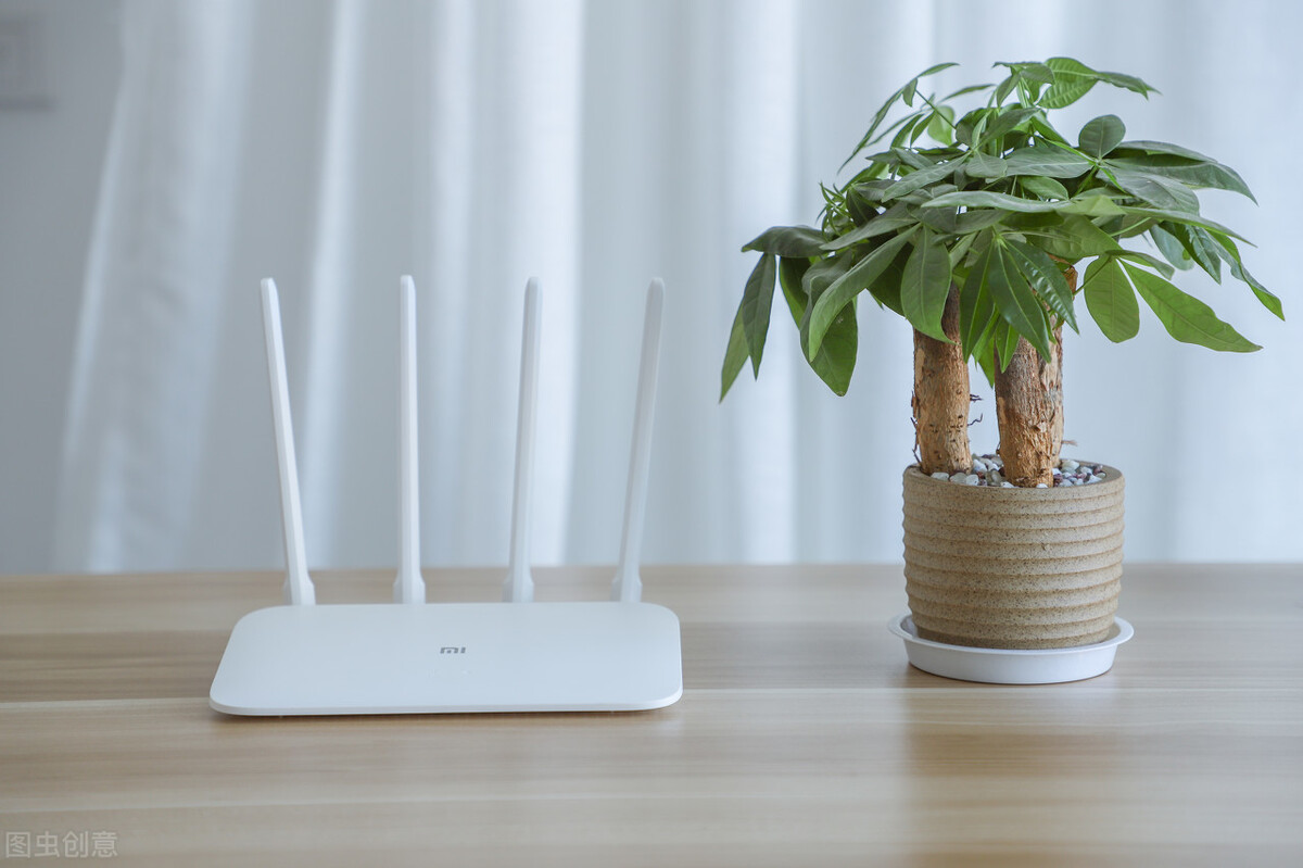 用小米路由器轻松实。</p><p>选项2：该应用程序部署在家庭服务器上，并依靠“内部网渗透”（例如frps / frpc）访问家庭网络。优点：适用于没有用于家庭宽带的公共IP的场景；缺点：您需要租用公共网络服务器作为“代理”，并且带宽受公共网络服务器的限制。</p><p>选项3：该应用程序已部署在家庭服务器上，并使用“端口映射”访问家庭网络。优点：带宽大，无需租用服务器；缺点：依赖于运营商的临时公共网络IP。</p><p>我尝试了option1和option2。出于成本考虑，我选择了具有成本效益的option3。毕竟，长期租用服务器很昂贵，带宽越高，成本就越高。本文是我的个人经历的摘要，供您参考。</p><p>1个前提</p><p>在开始之前，请确认满足以下条件，所有条件都不是必不可少的。</p><p>需要宽带拨号帐号和密码；需要确认宽带使用公网IP；需要具有DDNS功能的路由器；需要获得光调制解调器超级权限。</p><p>1. 1需要宽带拨号帐户和密码</p><p>家庭宽带使用拨号Internet访问，即PPPOE Internet访问。通常，当现场安装宽带时，运营商的工作人员会设置光调制解调器以拨号并提供用户名和密码。如果您忘记了用户名和密码，可以拨打运营商的询问。</p><p>1. 2确认宽带是否具有公共IP</p><p>电信宽带通常具有动态公共IP（ipv 4），而移动宽带通常没有动态公共IP，因此您需要自己进行确认。有一种方法可以确认：</p><p>1）查询家庭网络的外部IP地址：</p><p><img src=