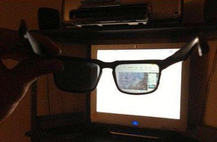 电脑屏幕上有层偏光膜 手欠撕下来可就“瞎”了！