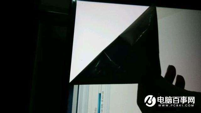 电脑屏幕上有层偏光膜 手欠撕下来可就“瞎”了！