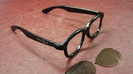 电脑屏幕上有层偏光膜 手欠撕下来可就“瞎”了！