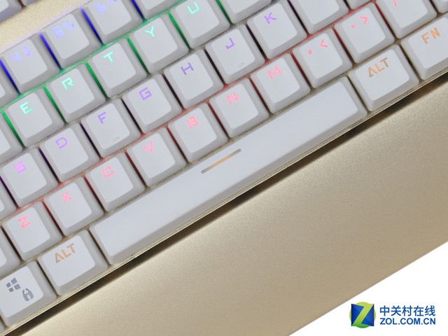 幽灵蜂·翼机械游戏键盘功能区按键采用标准化设计