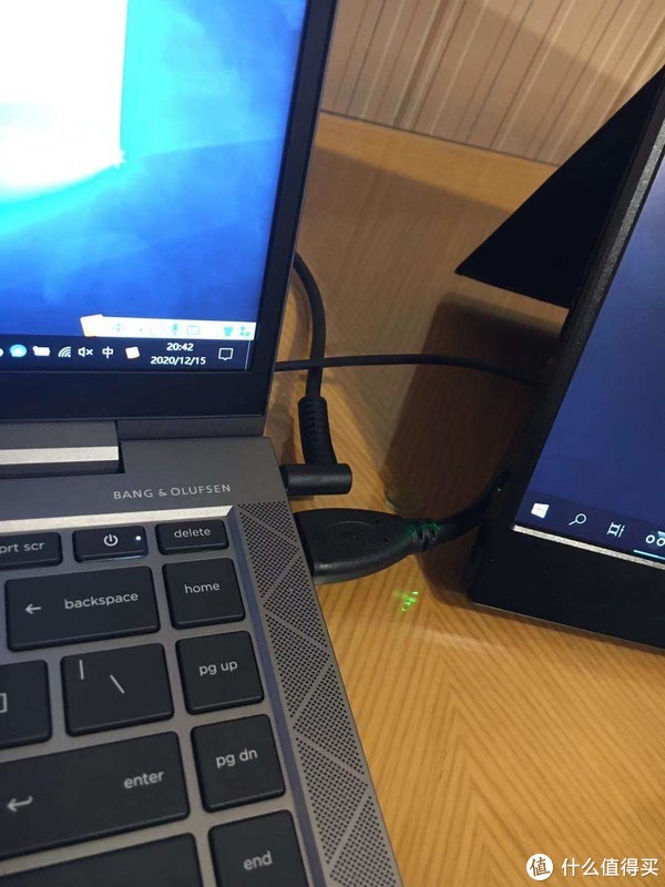 HDMI的线又粗又硬，显示器不好摆放！