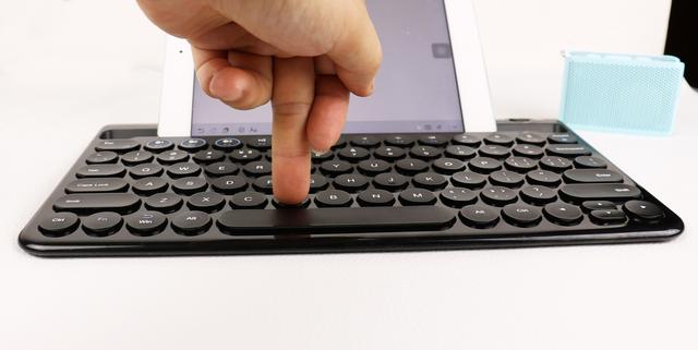 航世蓝牙键盘配对