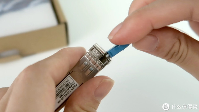 将LC口插入光模块