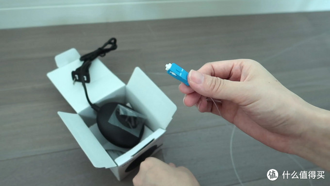 将隐形光纤SC口保护套摘除