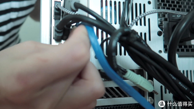 将网线另一端插入电脑