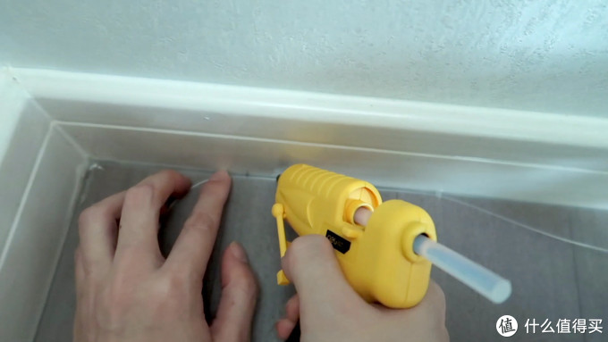 用热熔胶将隐形光纤沿着墙固定