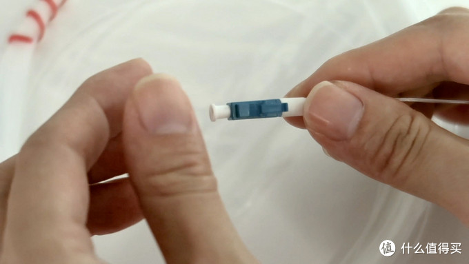 现将隐形光纤的LC保护套摘除