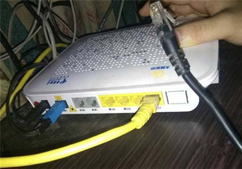 有无带光纤的路由器_电信光纤猫路由设置_网吧用什么智能路由20m光纤带100台