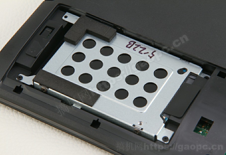 华硕 A550拆机 机械硬盘仓特写