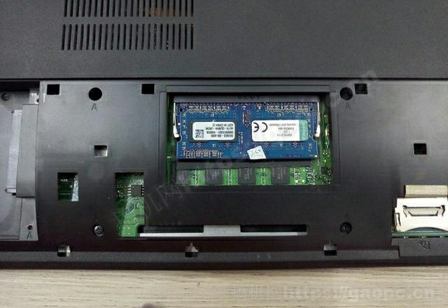 华硕 A550拆机 内存插槽特写