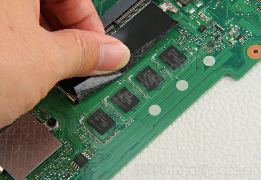 华硕 A550拆机 主板内存特写