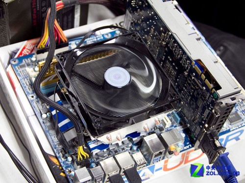 四热管助散热 评酷冷旋风V400散热器 