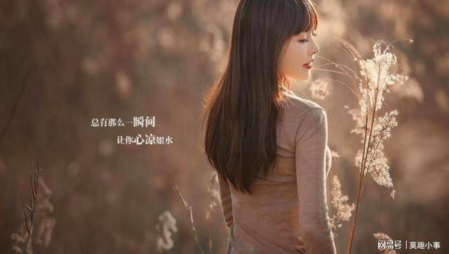 qq情侣聊天壁纸卡通_qq聊天壁纸简约_qq聊天壁纸