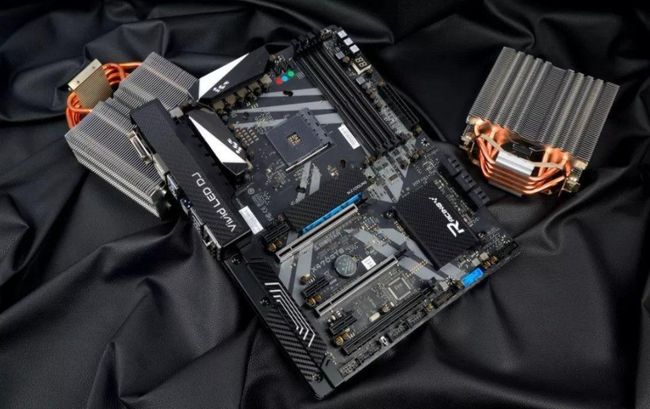 电脑屏幕不亮显示灯也不亮_电脑点不亮显示器_电脑显示黄灯屏幕不亮