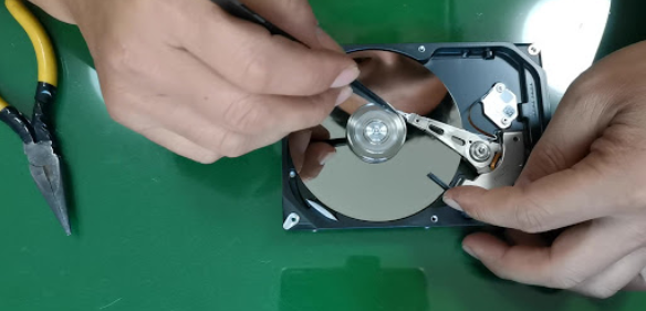 电脑机械硬盘安装视频