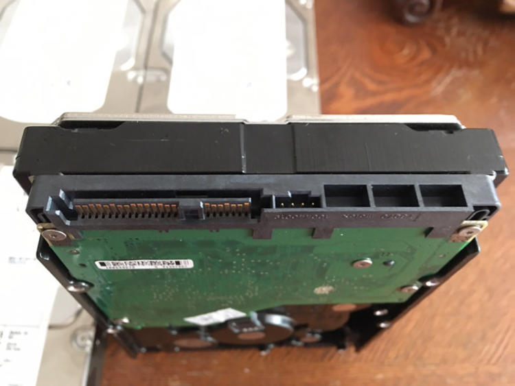 如何将分区与系统分区安装到不同的硬盘上