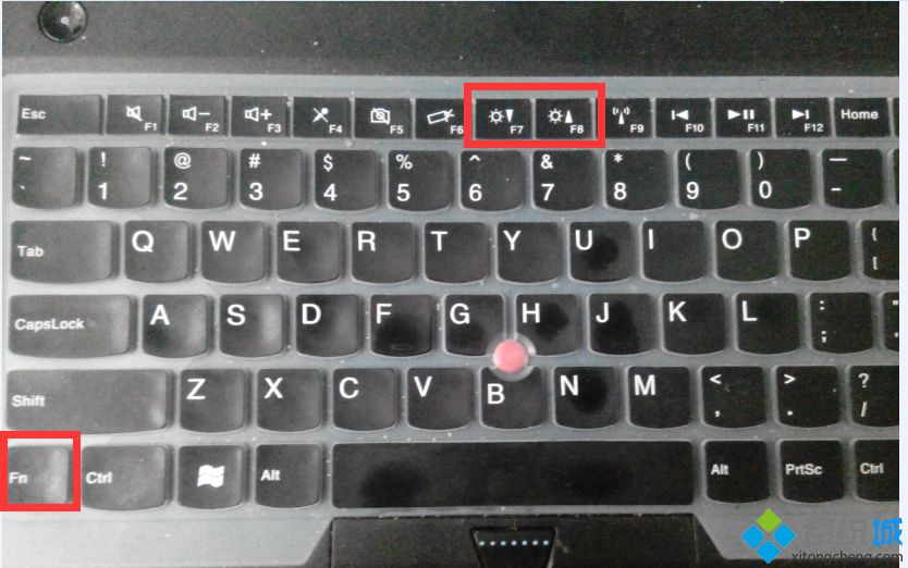 使用组合键Fn+调整亮度的键