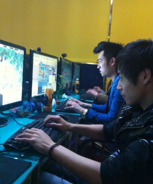 男子网吧猝死手拿鼠标_男子网吧打游戏猝死_男子网吧56小时猝死